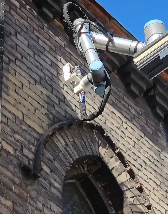 Automatyczne czyszczenie laserem elewacji klinkierowych z wykorzystaniem cobota UR10